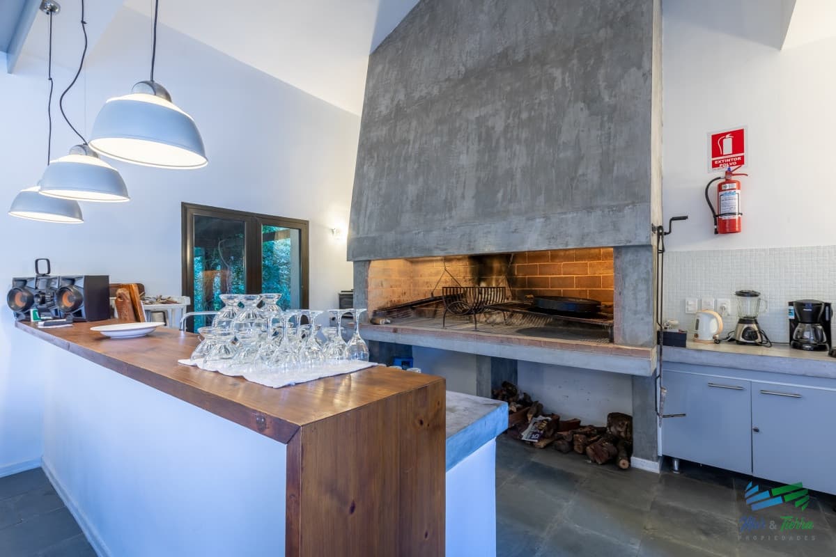 Vendo casa en barrio privado con todos los servicios, Punta del Este.