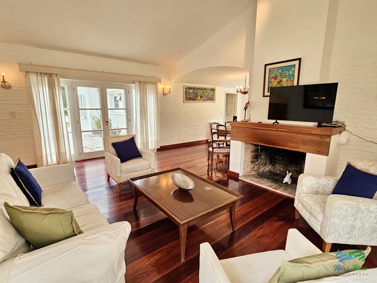 En venta casa 6 dormitorios con gran terreno y piscina, en la brava, Punta del Este