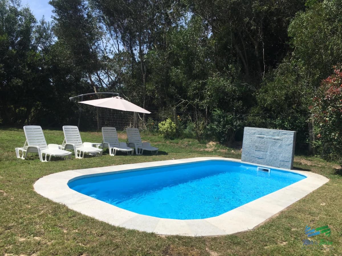 Casa de 3 dormitorios con piscina climatizada en alquiler. Playa brava, Punta del este.