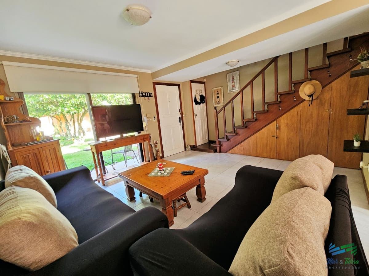Venta de casa PH DUPLEX 2 dormitorioss en barrio Cantegril zona Roosevelt