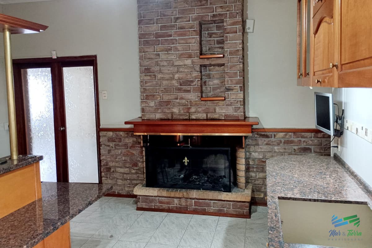 SE VENDE CASA EN EL CENTRO DE MINAS, CONSTRUCCIÓN TRADICIONAL, AMPLIA Y LUMINOSA.