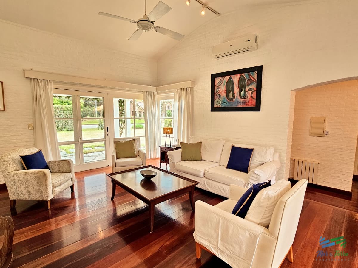 En venta casa 6 dormitorios con gran terreno y piscina, en la brava, Punta del Este