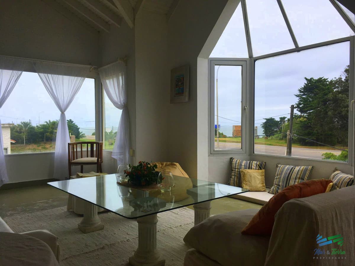VENTA de casa en playa mansa,  casa en zona de Pinares, con vista al mar de 3 dormitorios