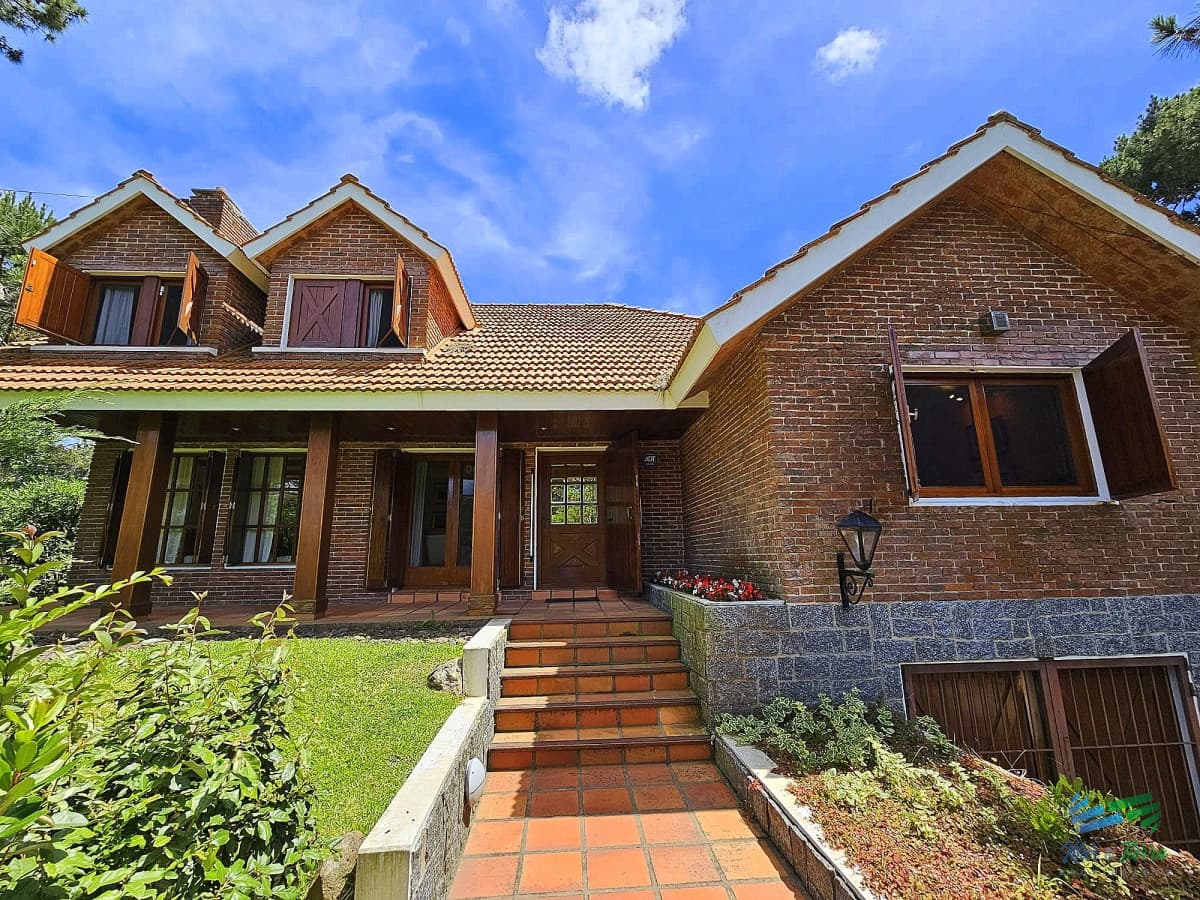 En venta casa de 3 dormitorios con piscina en excelente estado