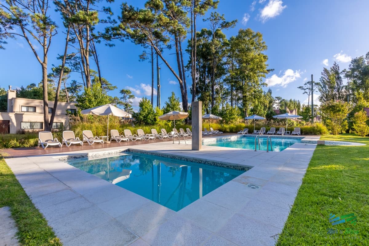 Vendo casa en barrio privado con todos los servicios, Punta del Este.