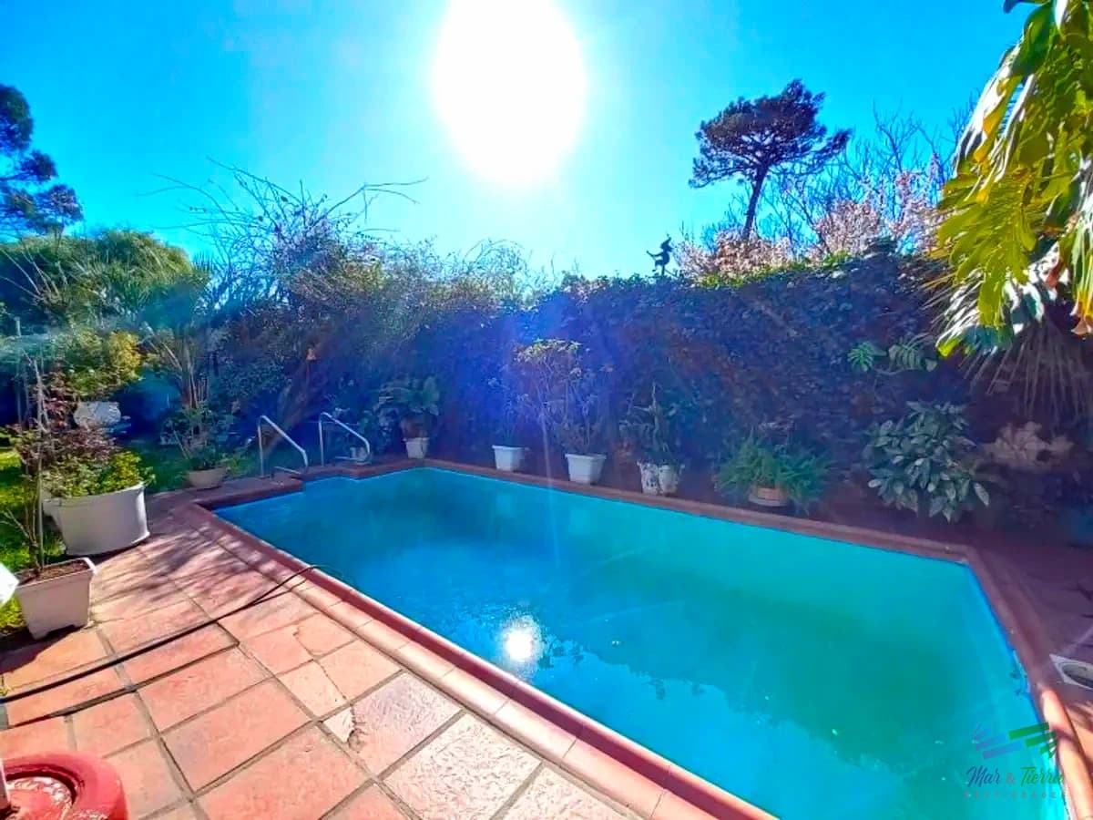 Casa de 6 dormitorios con piscina en venta en Pinares, Punta del Este.