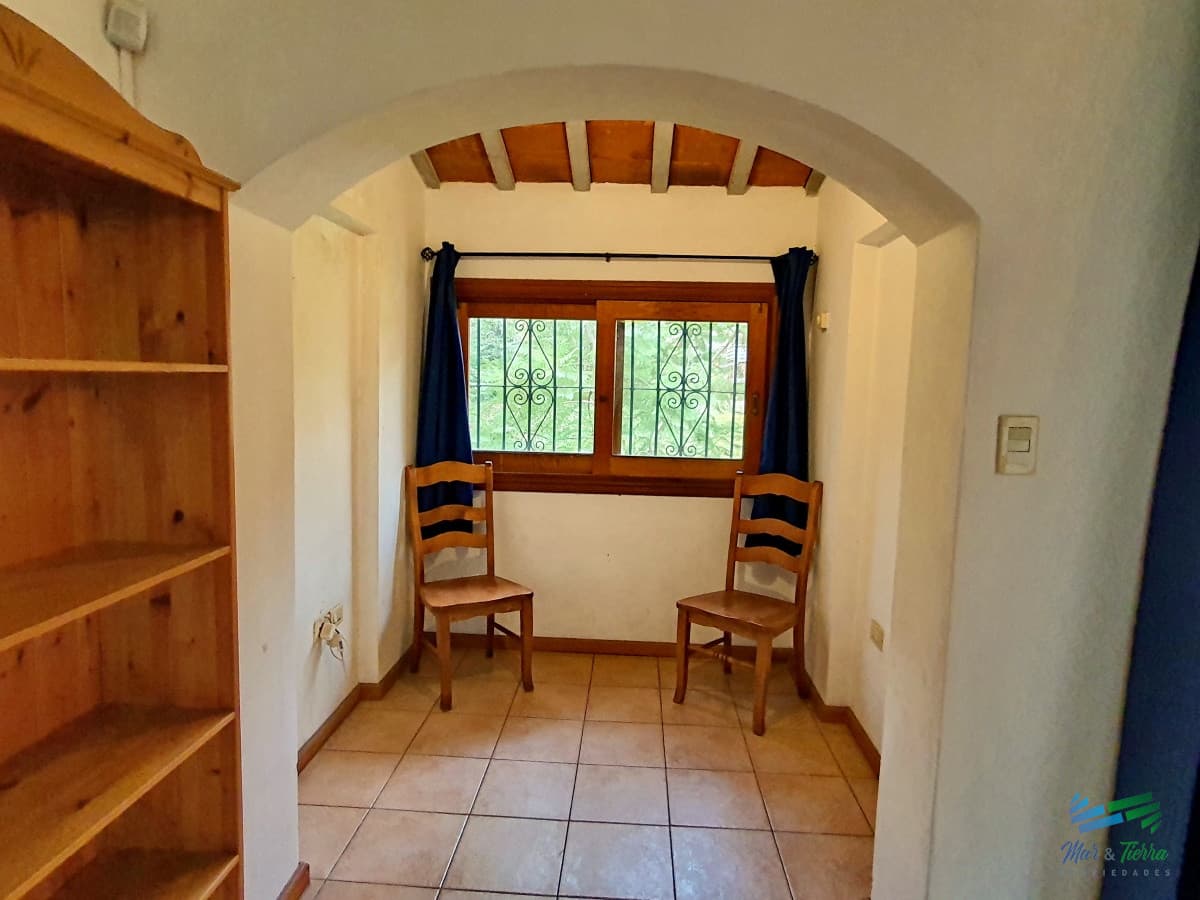 Se alquila anual casa 3 dormitorios con gran terreno en Cantegril, Punta del Este.