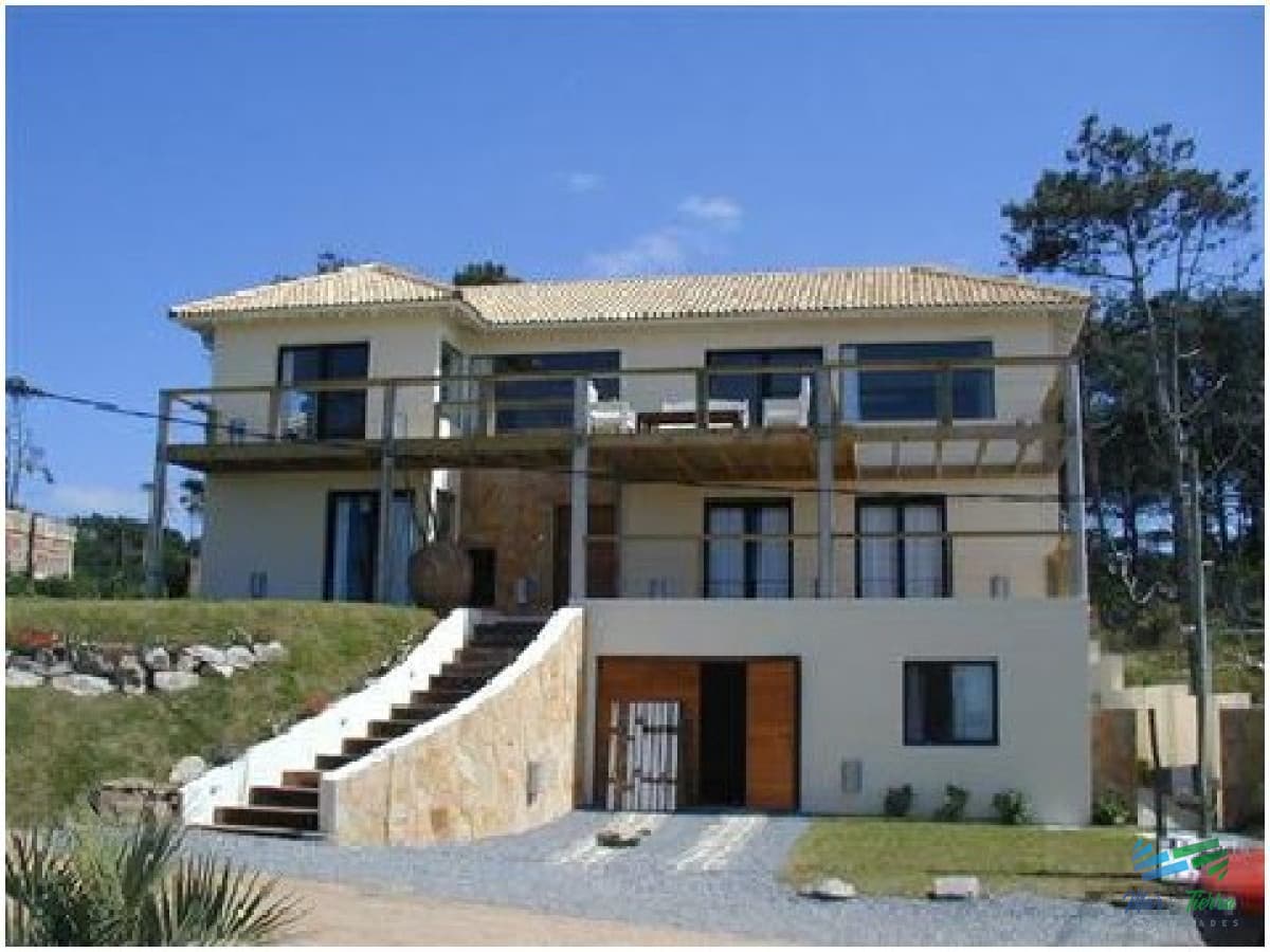 Muy linda casa ubicada a 150 metros del mar, con muy buenas vistas.