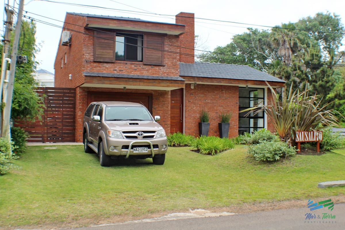 En alquiler!!  Moderna casa ubicada a 1 cuadra del mar, con vista parcial desde el dormitorio principal.