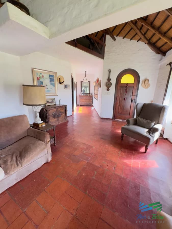 En venta cabaña con gran terreno, piscina y cancha de paddle en Pinares, Punta del Este