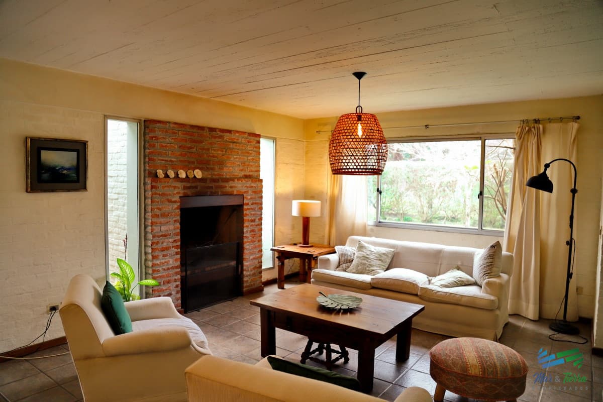 En venta casa 4 dormitorios, con piscina climatizada en Pinares, Punta del Este