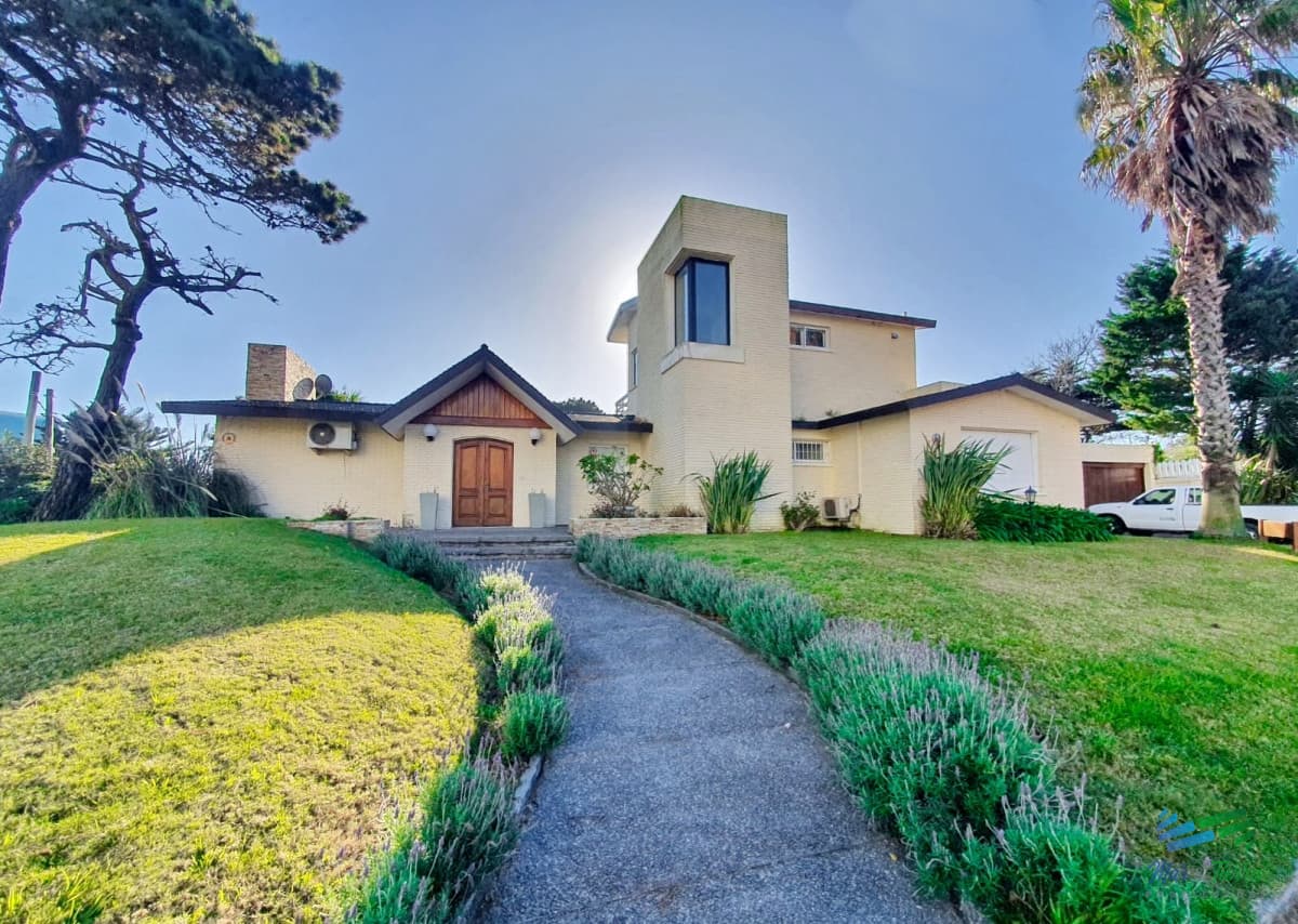 En venta casa de 5 dormitorios con piscina en playa mansa, Punta del Este