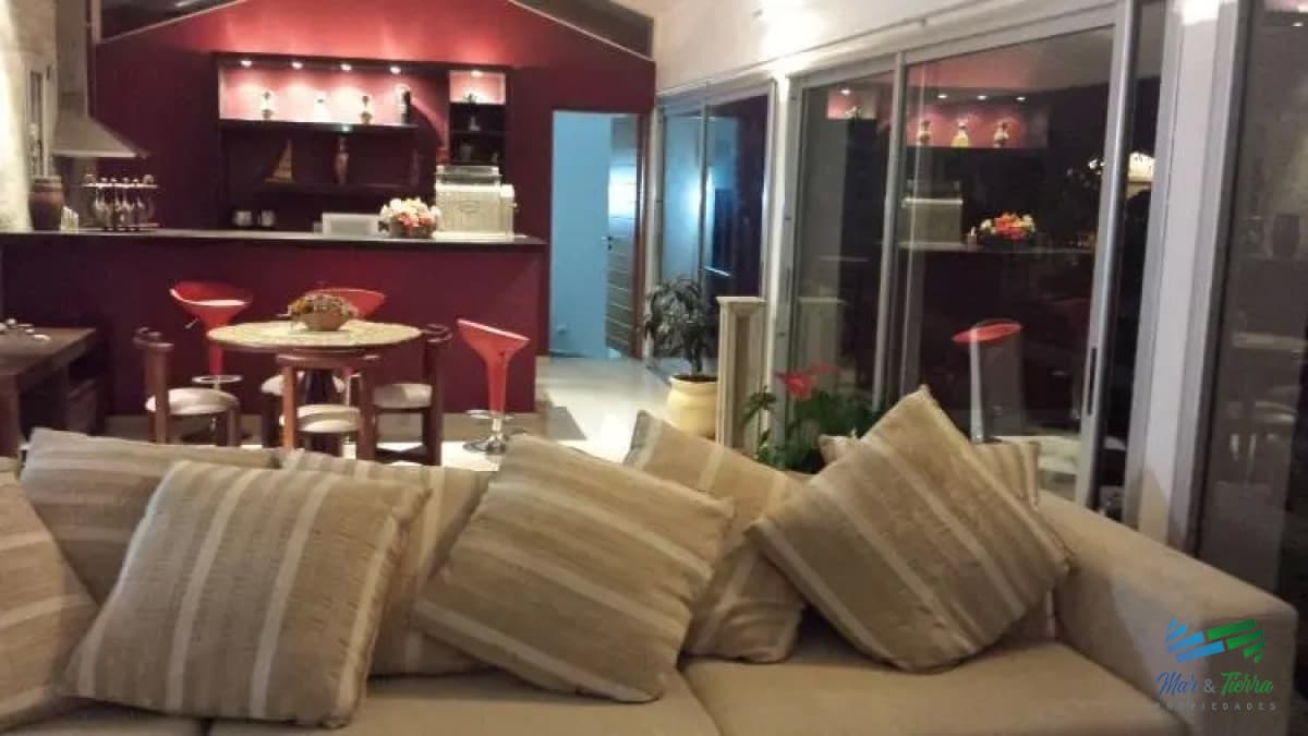 Casa en venta. Cuenta con ambientes amplios, luminosos. A cuadras del mar. Punta del este.