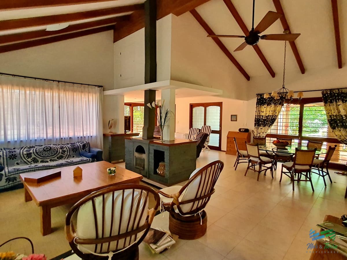 Vendo casa 4 dormitorios, terreno 3.000 m2, piscina, en Brava, Punta del Este
