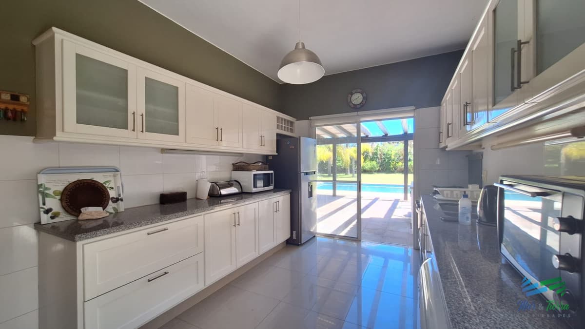 CHALET DISPONIBLE ALQUILER DE TEMPORADA, MODERNO DE 4 DORMITORIOS, PISCINA. PUNTA DEL ESTE