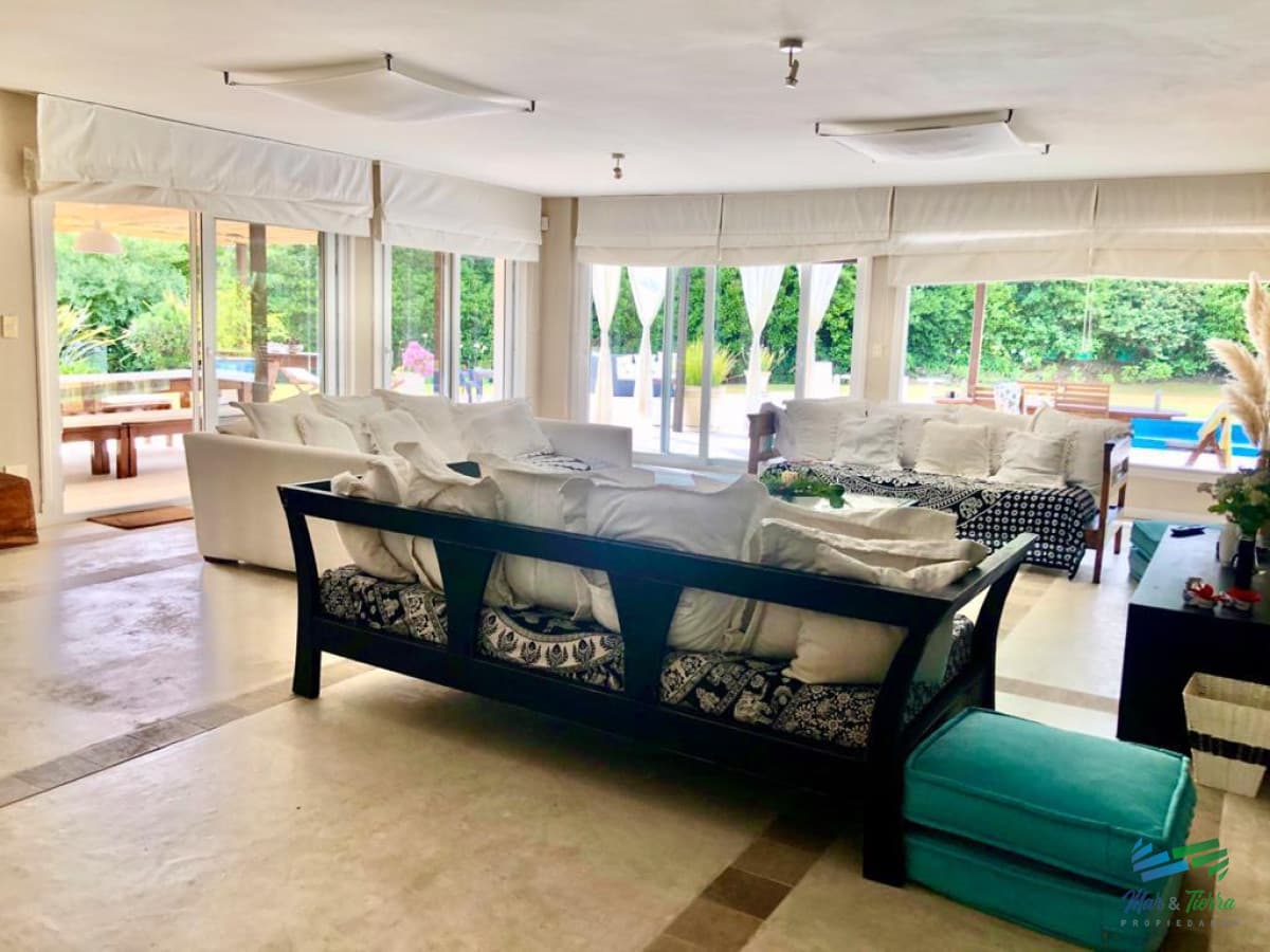 Espectacular residencia en una de las zonas mas cotizadas de Punta del Este, a metros del mar (Playa Brava).