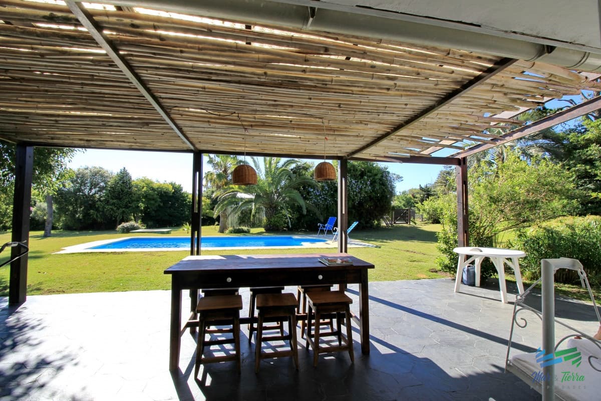 En alquiler!!  Hermosa casa en alquiler zona Pinares, cuenta con piscina y gran jardin.