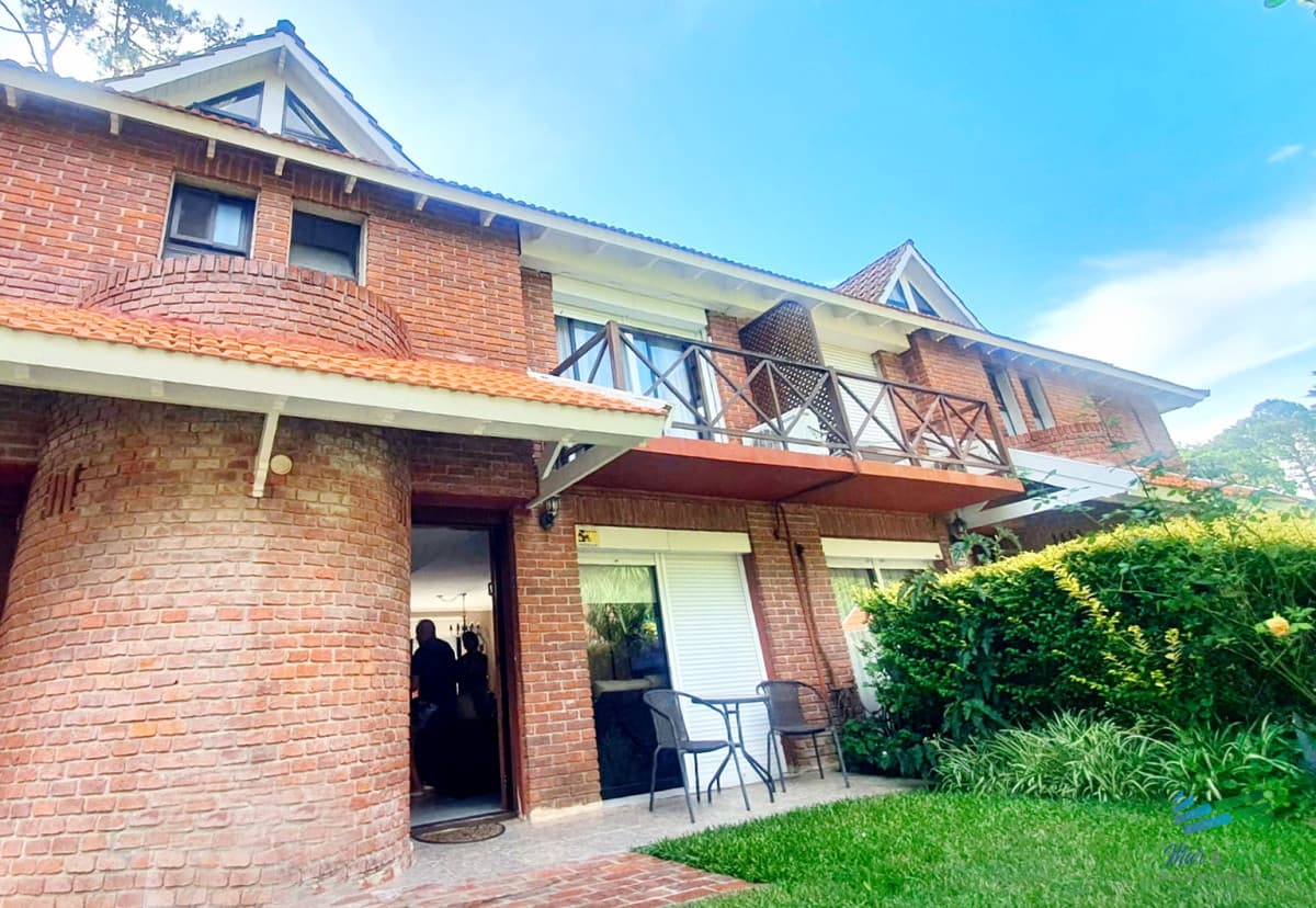 Venta de casa PH DUPLEX 2 dormitorioss en barrio Cantegril zona Roosevelt