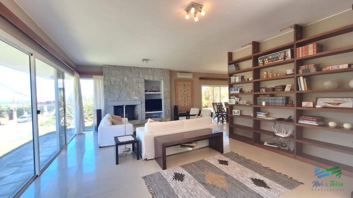 CHALET DISPONIBLE ALQUILER DE TEMPORADA, MODERNO DE 4 DORMITORIOS, PISCINA. PUNTA DEL ESTE