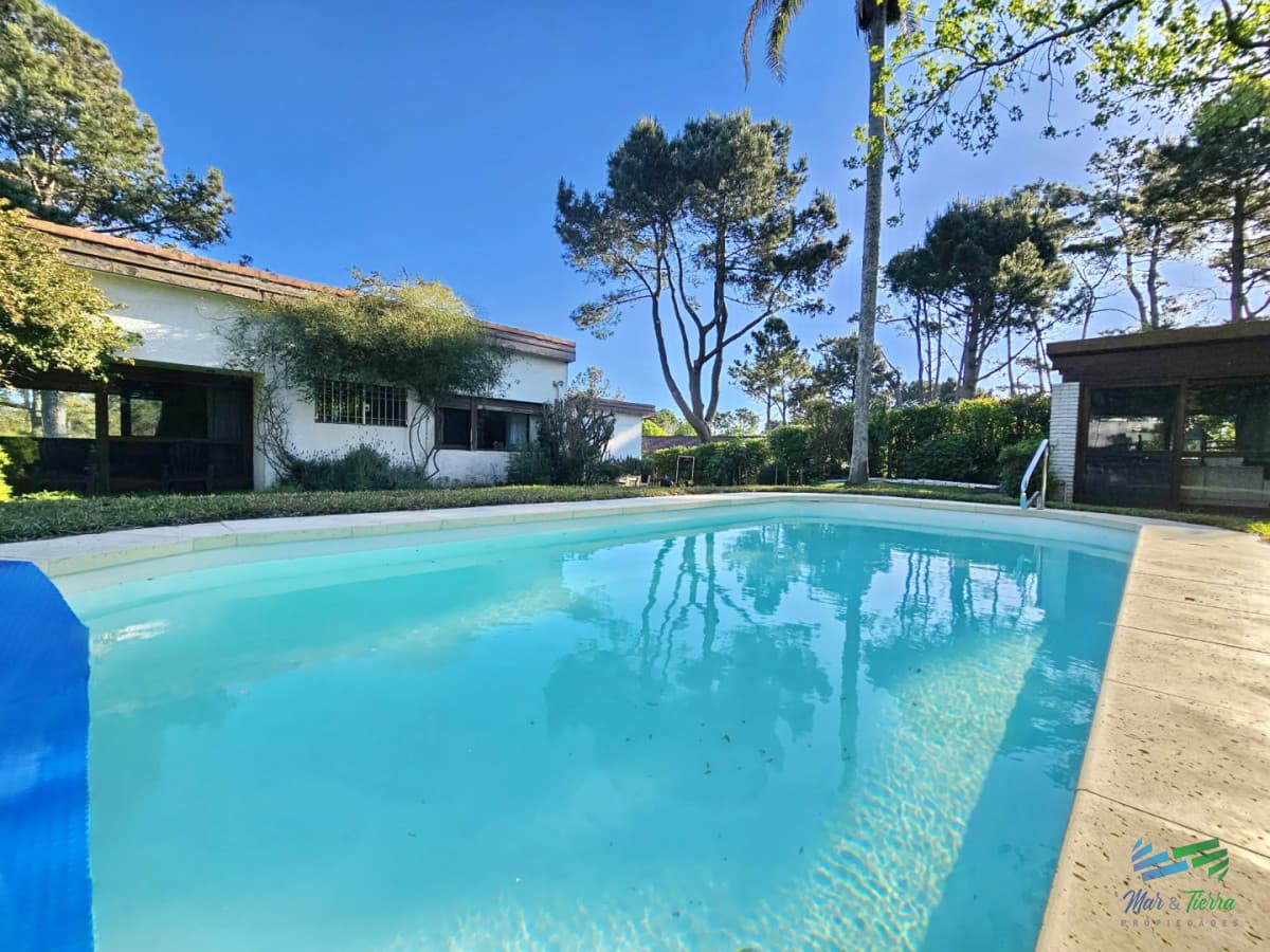 Disponible en Alquiler de temporada: Casa con parrillero, piscina y cancha a pasos de la playa mansa! Punta del este.