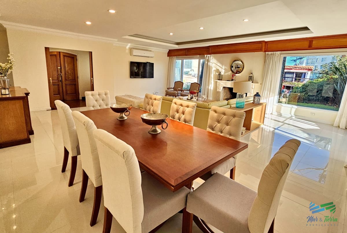 En venta casa de 5 dormitorios con piscina en playa mansa, Punta del Este