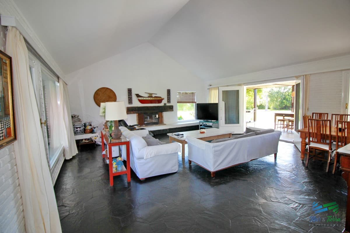 En alquiler!!  Hermosa casa en alquiler zona Pinares, cuenta con piscina y gran jardin.