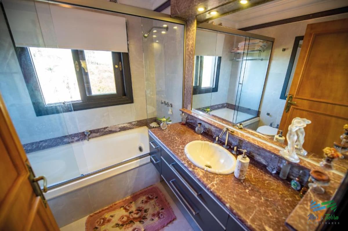Venta de casa de 6 dormitorios en Playa Mansa Punta del Este Piedras del Chileno Punta Ballena
