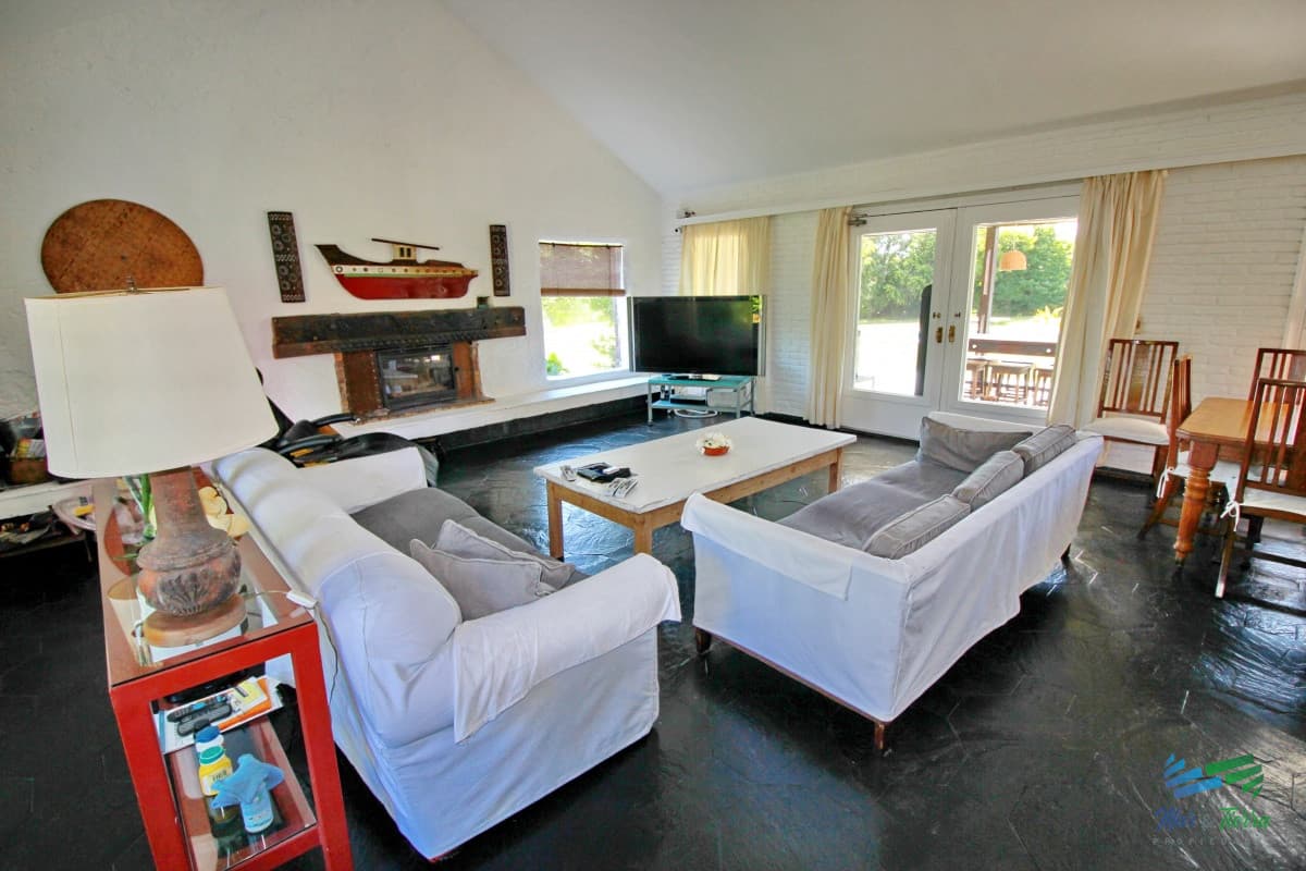 En alquiler!!  Hermosa casa en alquiler zona Pinares, cuenta con piscina y gran jardin.