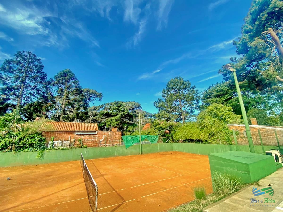 CASA TEMPORADA 2026, PISCINA CLIMATIZADA, CANCHA DE TENIS, CUATRO DORMITORIOS. PUNTA DEL ESTE, MANSA.