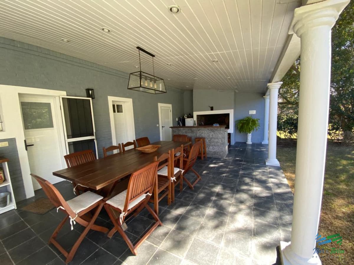 Casa de 3 dormitorios con piscina climatizada en alquiler. Playa brava, Punta del este.