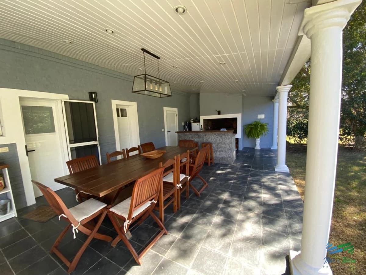 Casa de 3 dormitorios con piscina climatizada en alquiler. Playa brava, Punta del este.