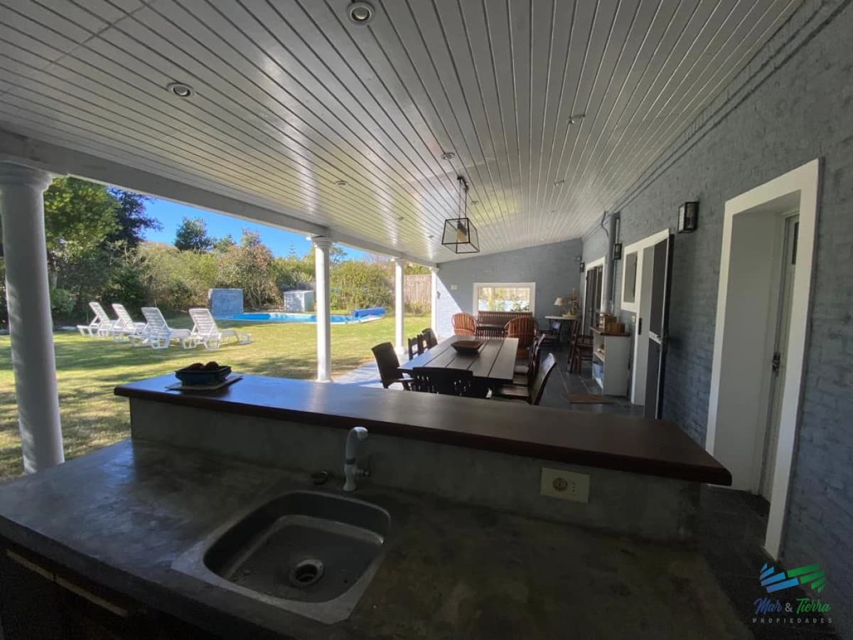 Casa de 3 dormitorios con piscina climatizada en alquiler. Playa brava, Punta del este.