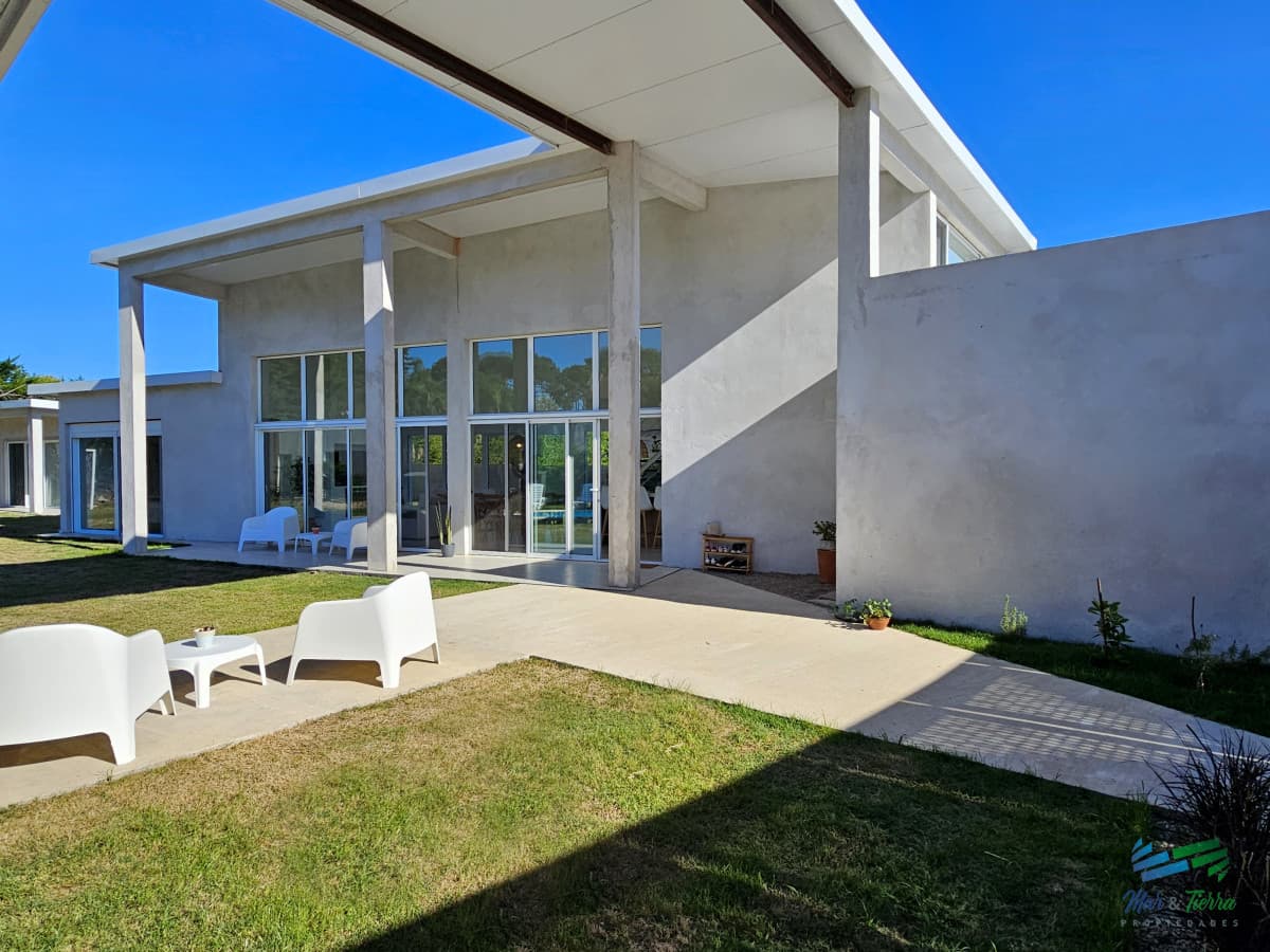 Se alquila casa 4 dormitorios con piscina climatizada en Marly, Punta del Este