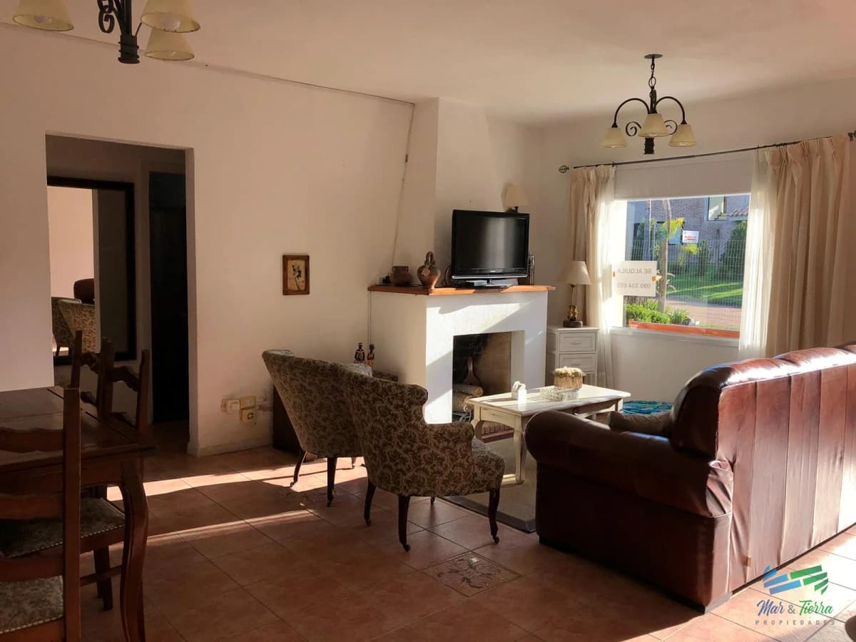 Casa de 3 dormitorios con piscina climatizada en alquiler. Playa brava, Punta del este.