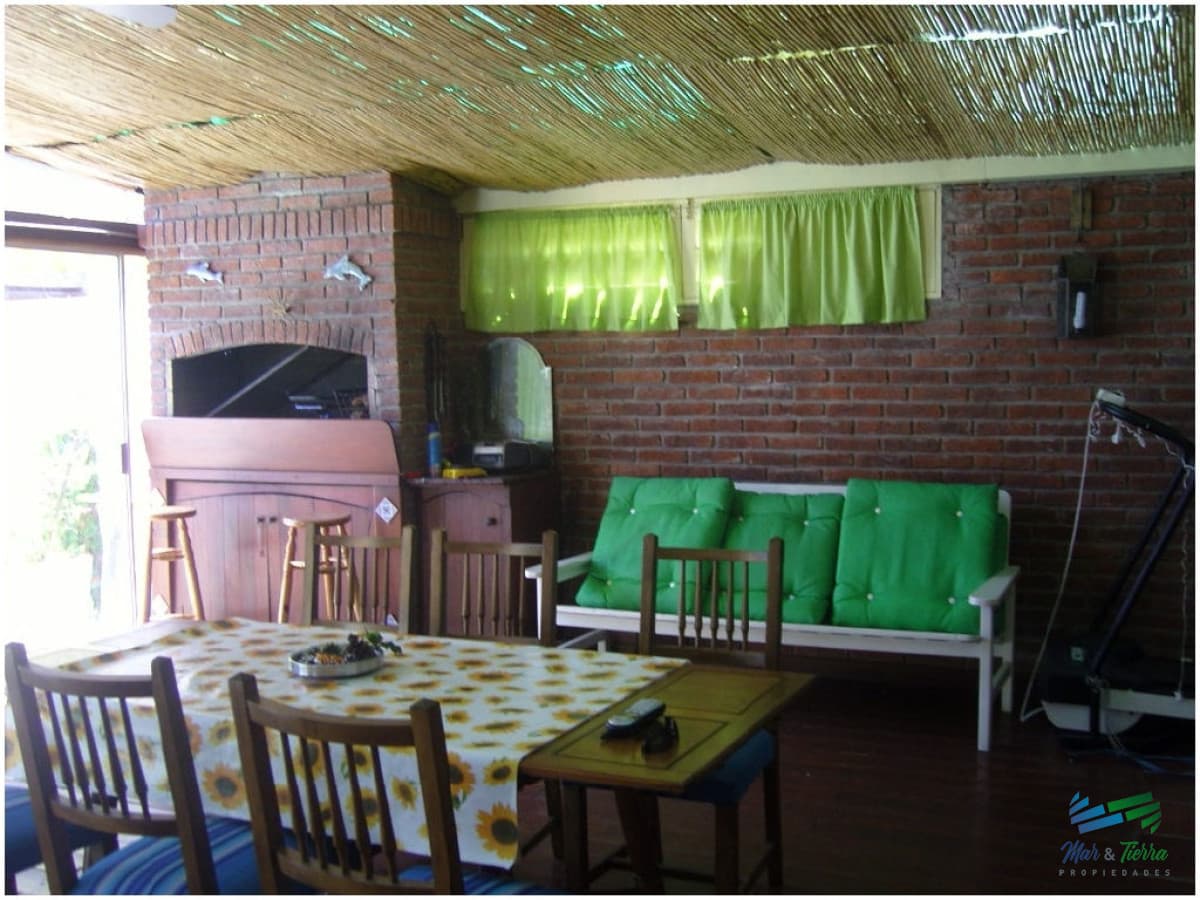 Se alquila casa de 3 dormitorios con piscina en Pinares, Punta del Este.