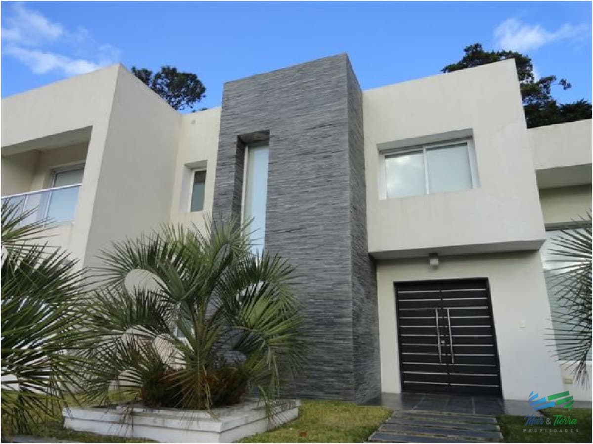 Vendo casa de 4 dormitorios con piscina en barrio privado, Playa Mansa, Punta del Este