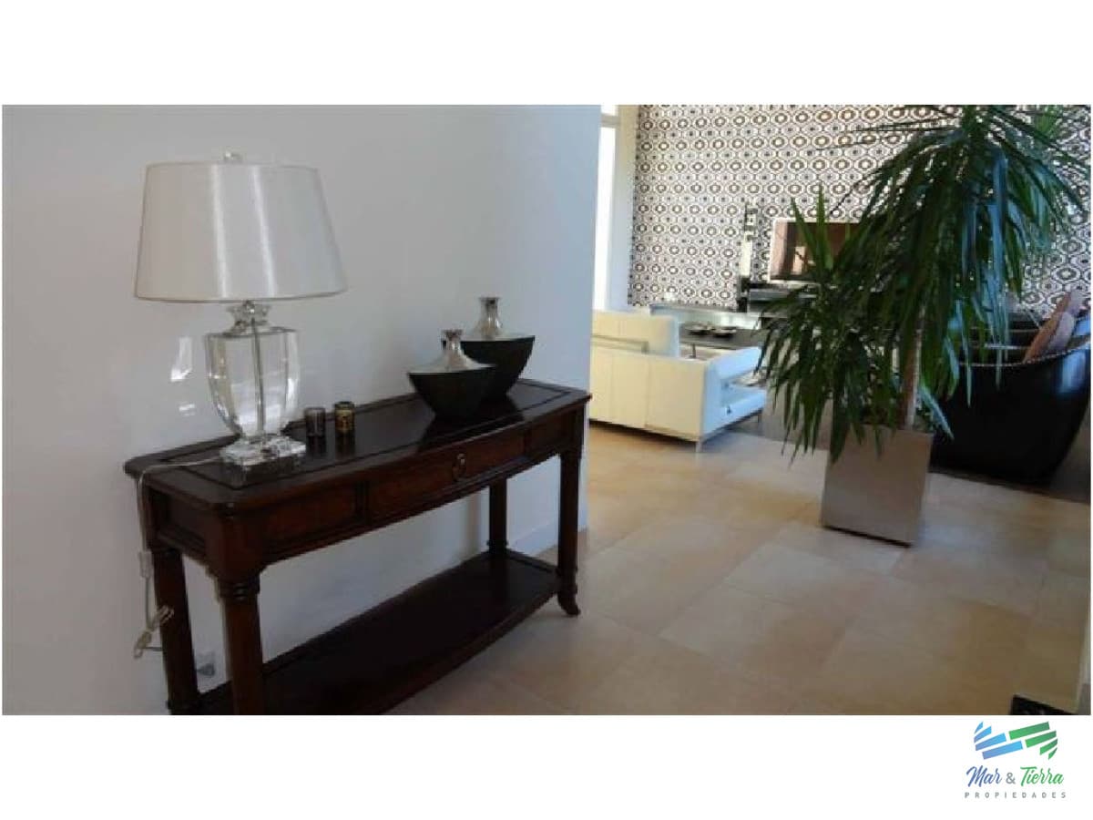 Vendo casa de 4 dormitorios con piscina en barrio privado, Playa Mansa, Punta del Este