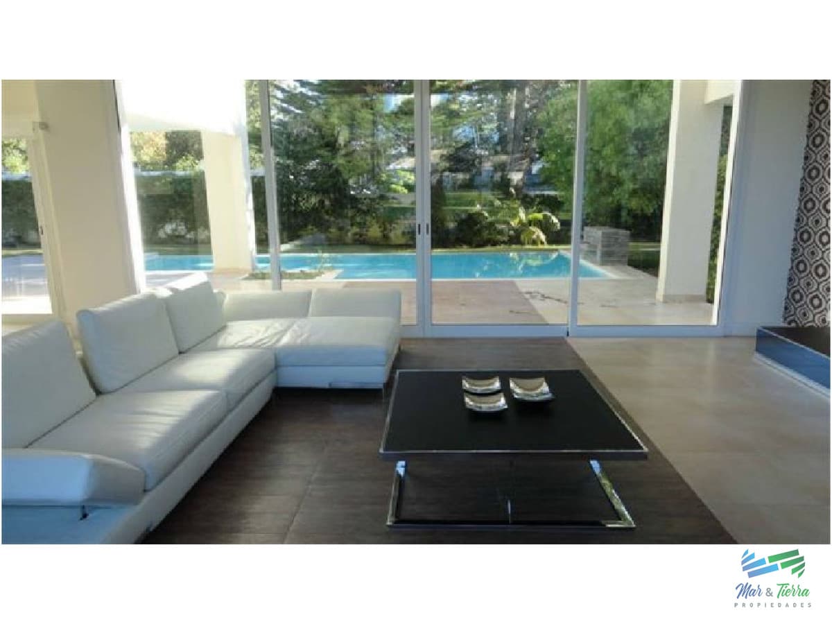 Vendo casa de 4 dormitorios con piscina en barrio privado, Playa Mansa, Punta del Este
