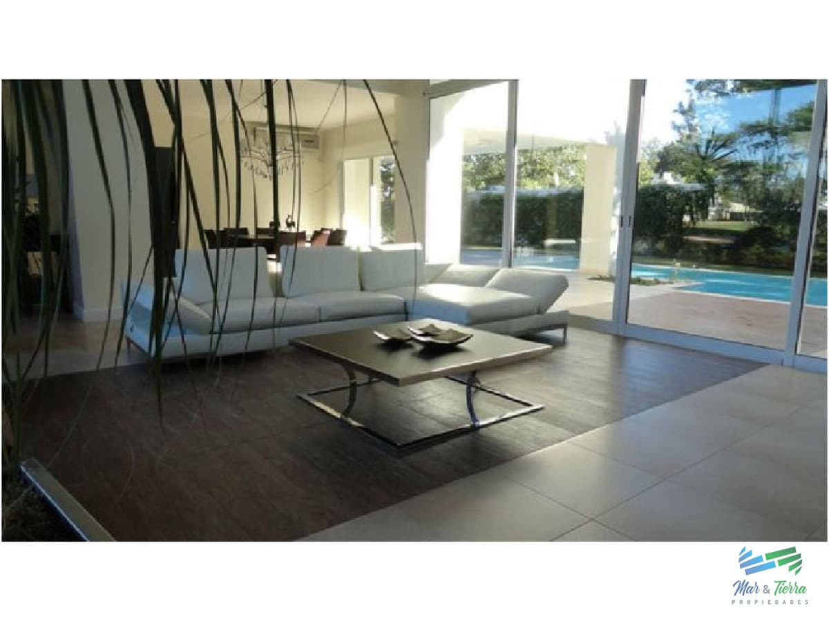 Vendo casa de 4 dormitorios con piscina en barrio privado, Playa Mansa, Punta del Este