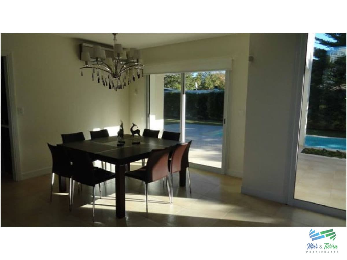 Vendo casa de 4 dormitorios con piscina en barrio privado, Playa Mansa, Punta del Este