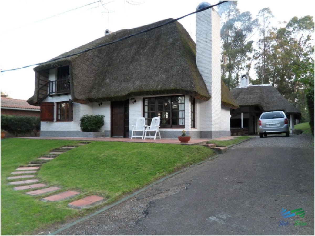 Se alquila casa de 4 dormitorios en Pinares, Punta del Este.