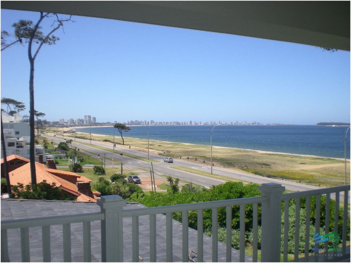 Vendo Espectacular casa frente al mar en Punta del Este.