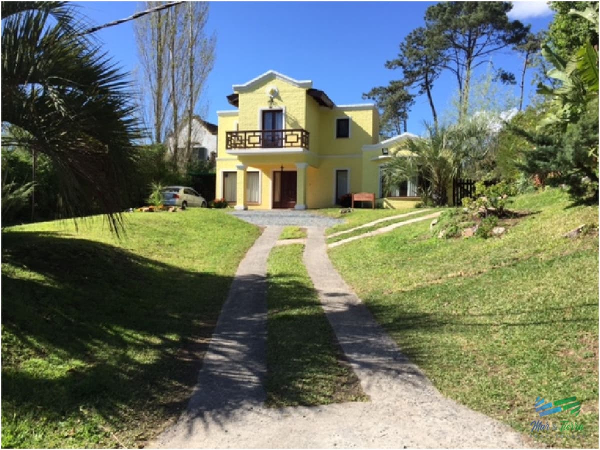 Casa en venta. Totalmente reciclada, bien equipada. Ambientes amplios. Punta del este.