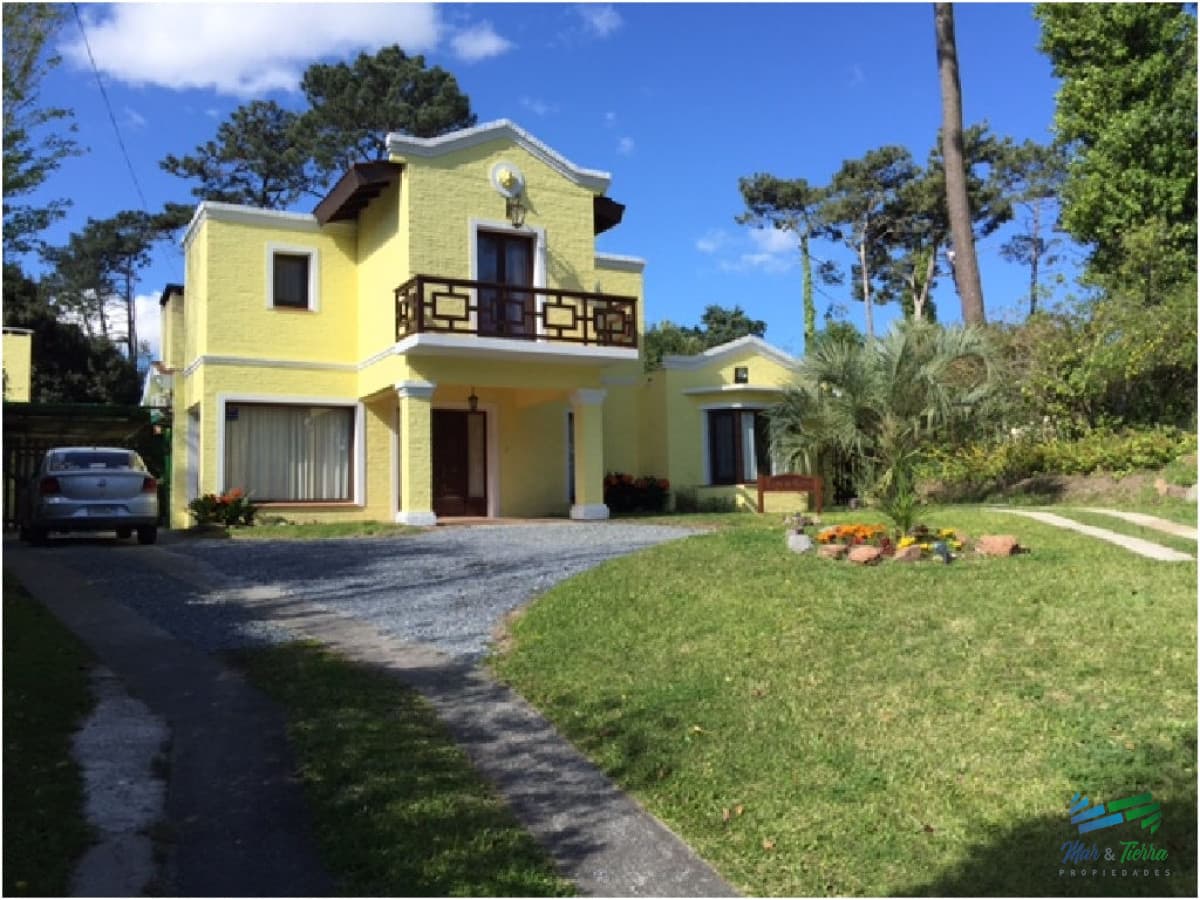 Casa en venta. Totalmente reciclada, bien equipada. Ambientes amplios. Punta del este.