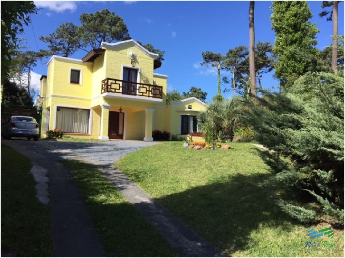 Casa en venta. Totalmente reciclada, bien equipada. Ambientes amplios. Punta del este.