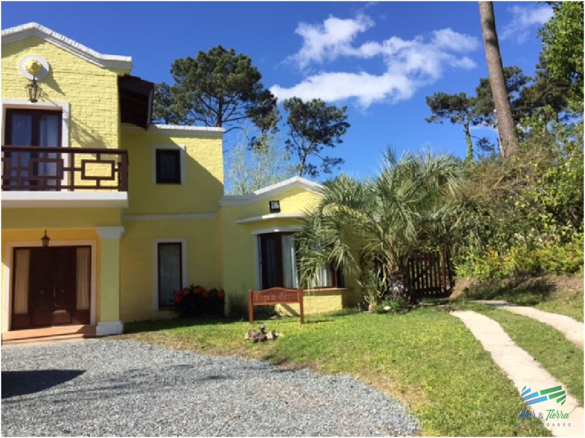 Casa en venta. Totalmente reciclada, bien equipada. Ambientes amplios. Punta del este.