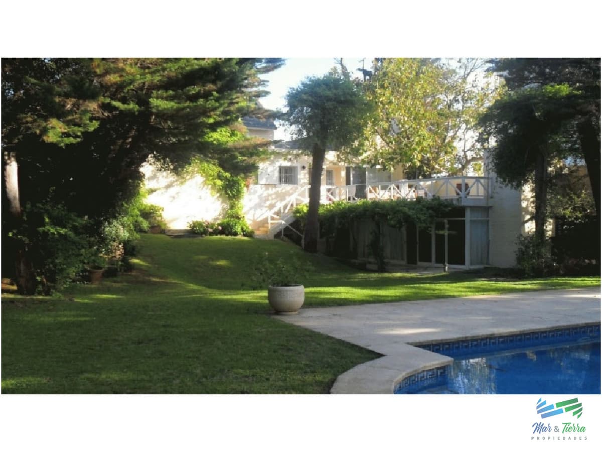 Casa en alquiler y venta..  Zona de playa mansa, a 50 ms del mar. Punta del Este.