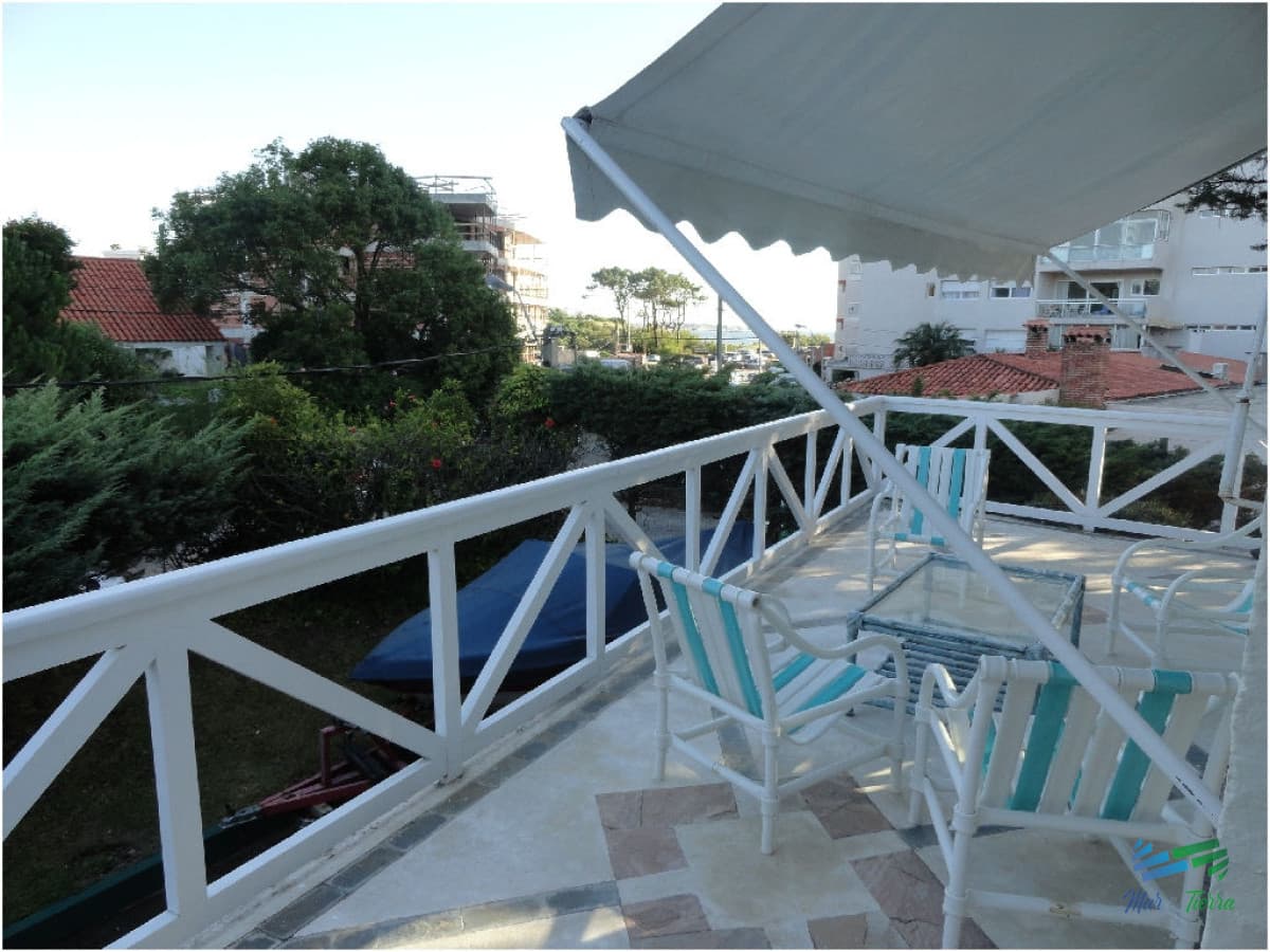 Casa en alquiler y venta..  Zona de playa mansa, a 50 ms del mar. Punta del Este.
