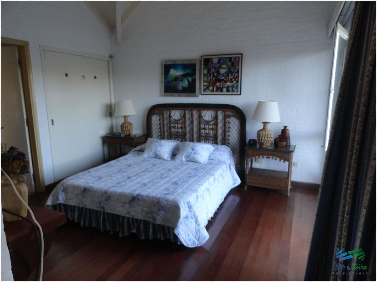Casa en alquiler y venta..  Zona de playa mansa, a 50 ms del mar. Punta del Este.