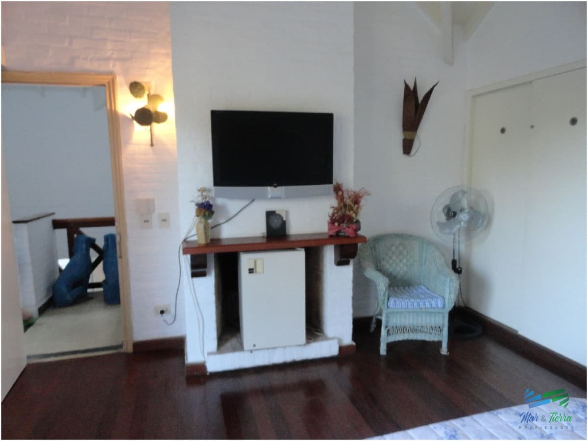 Casa en alquiler y venta..  Zona de playa mansa, a 50 ms del mar. Punta del Este.